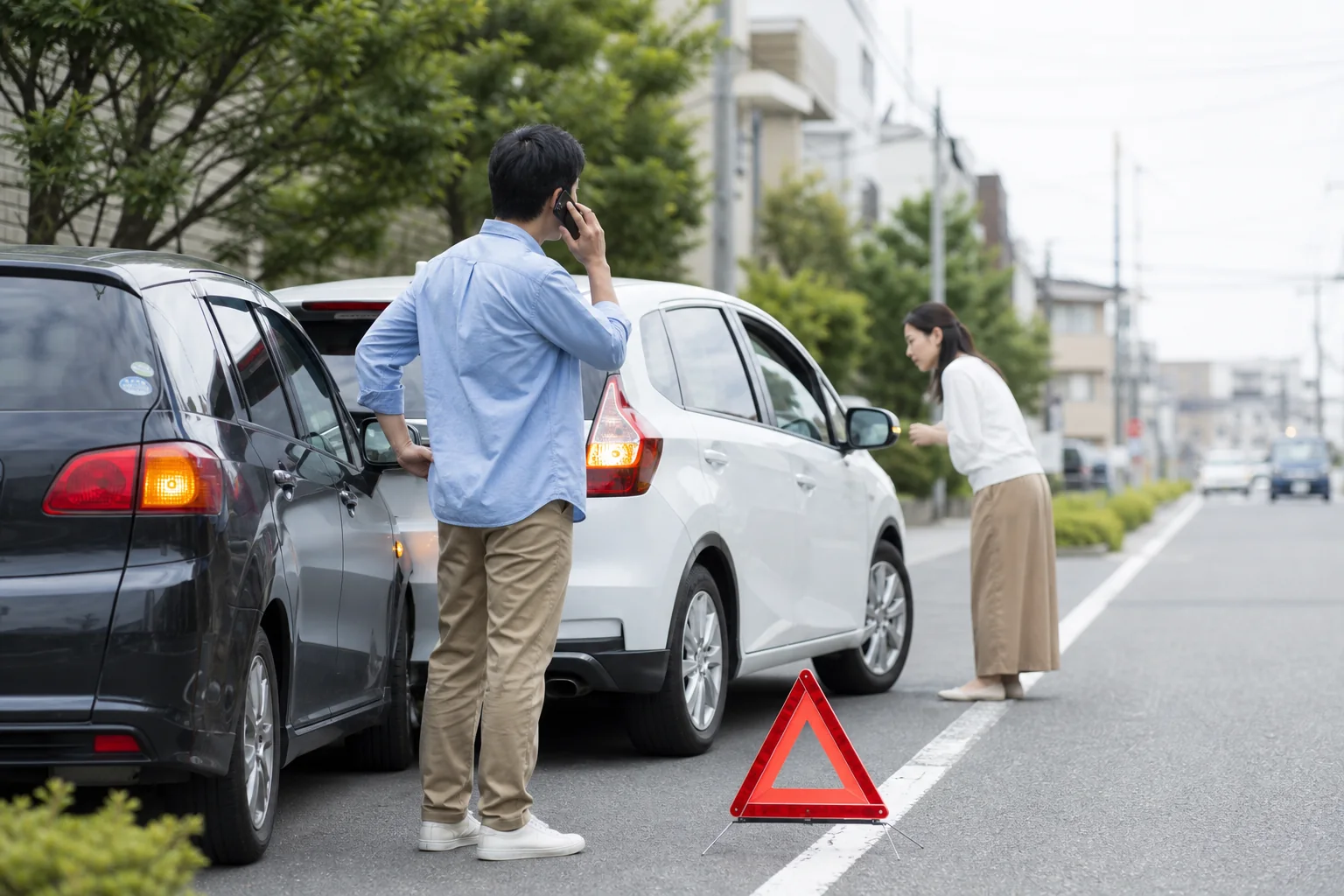交通事故直後に安全を確保して警察へ連絡する様子