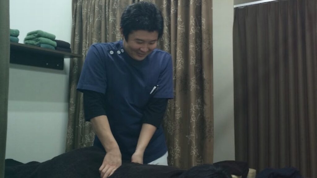 主婦や高齢者の交通事故後リハビリ相談に対応する施術風景