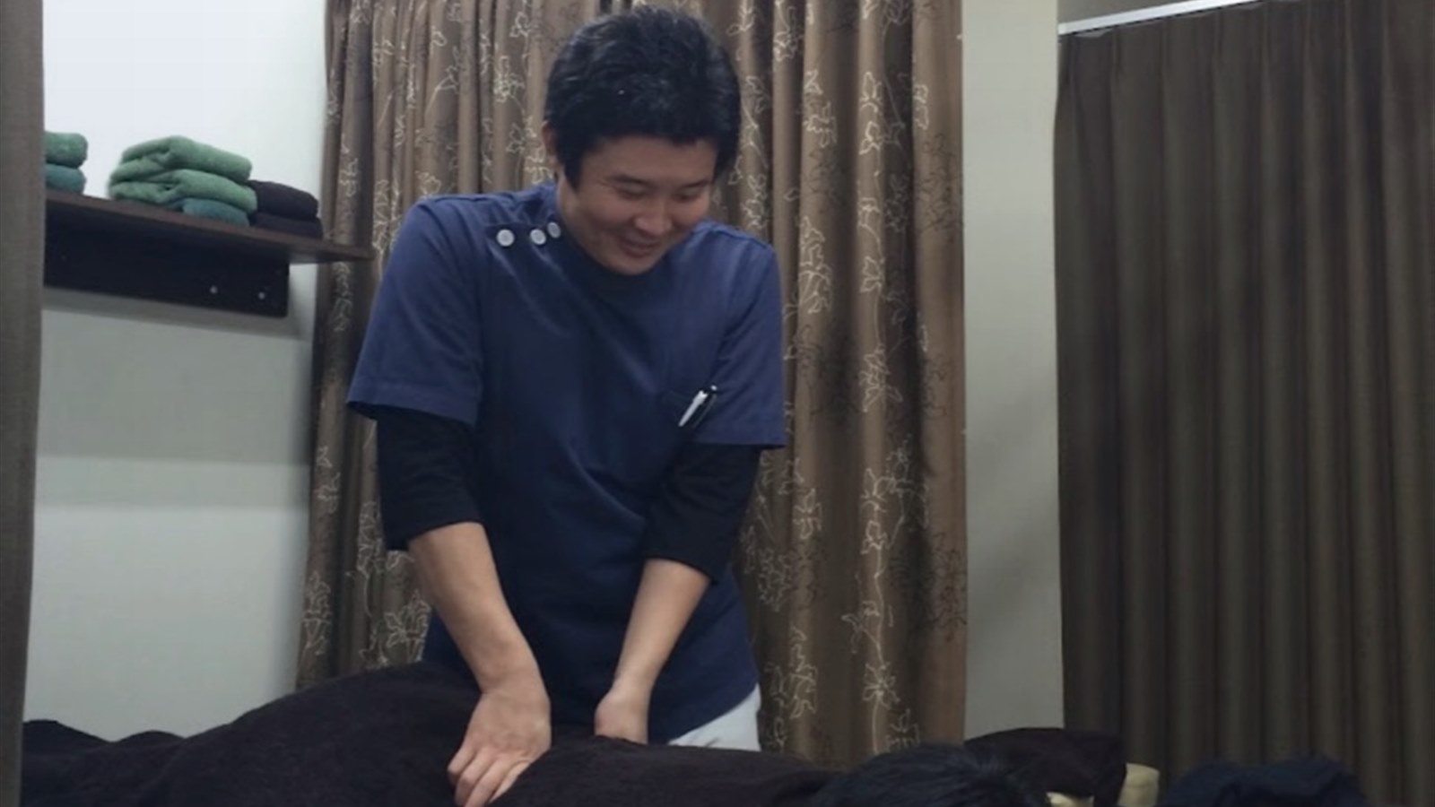 交通事故後の症状に合わせて通院頻度を相談できる施術風景