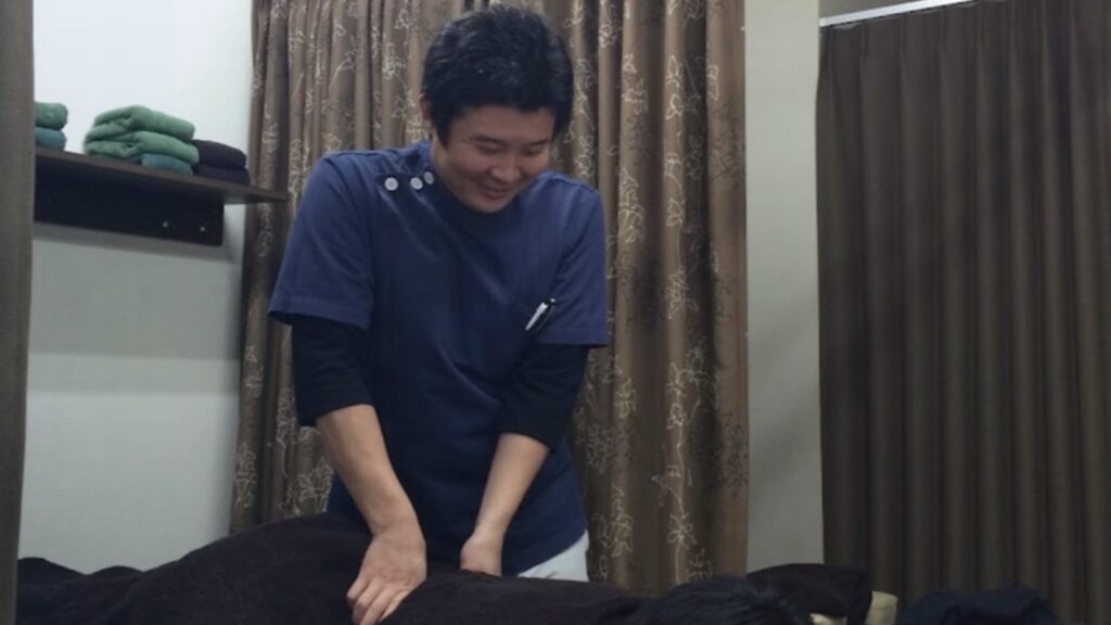 むちうち後の首肩の痛みや手のしびれを相談できる施術風景