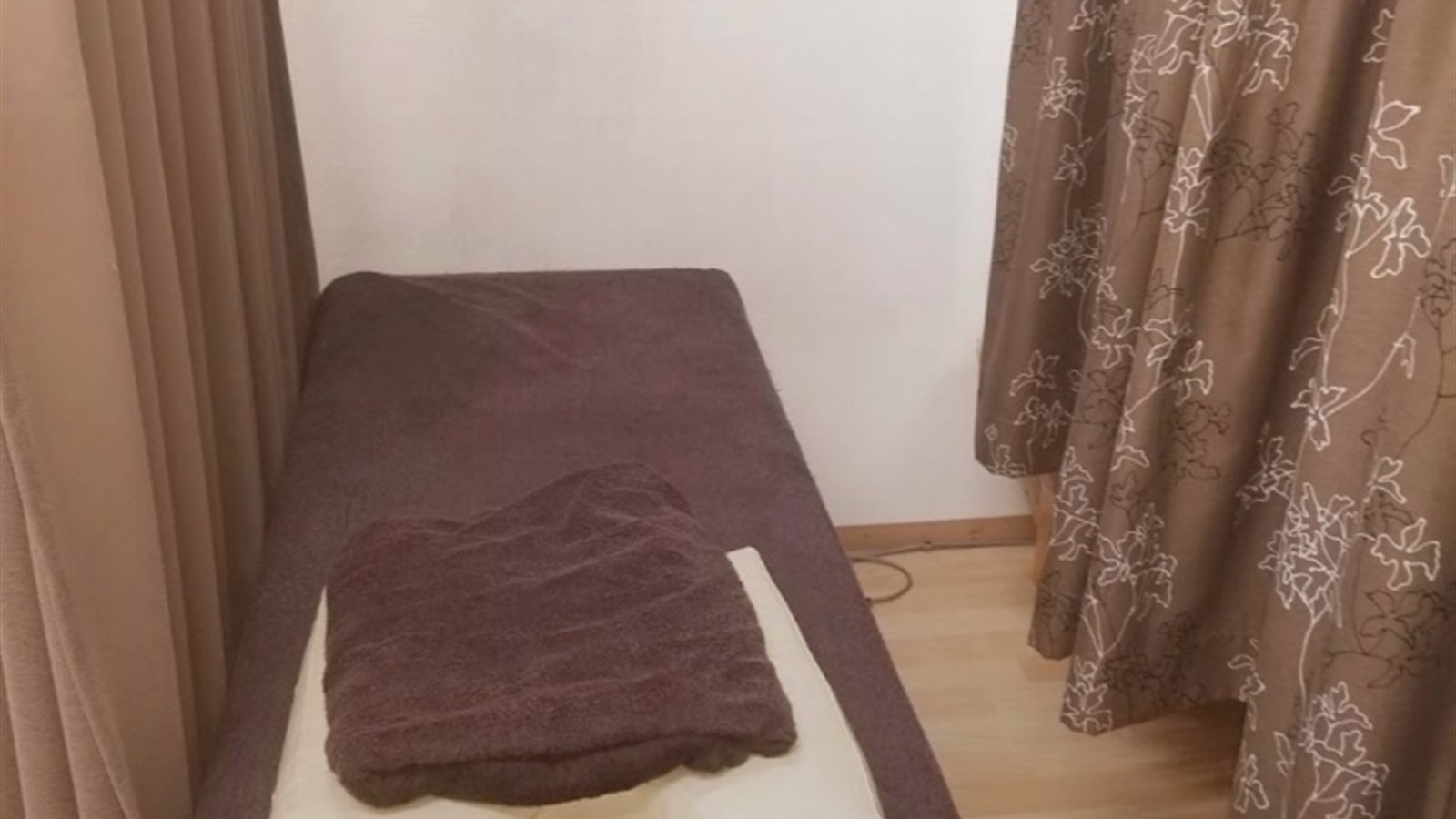 交通事故後の頭痛めまい手のしびれを落ち着いて相談できる施術スペース