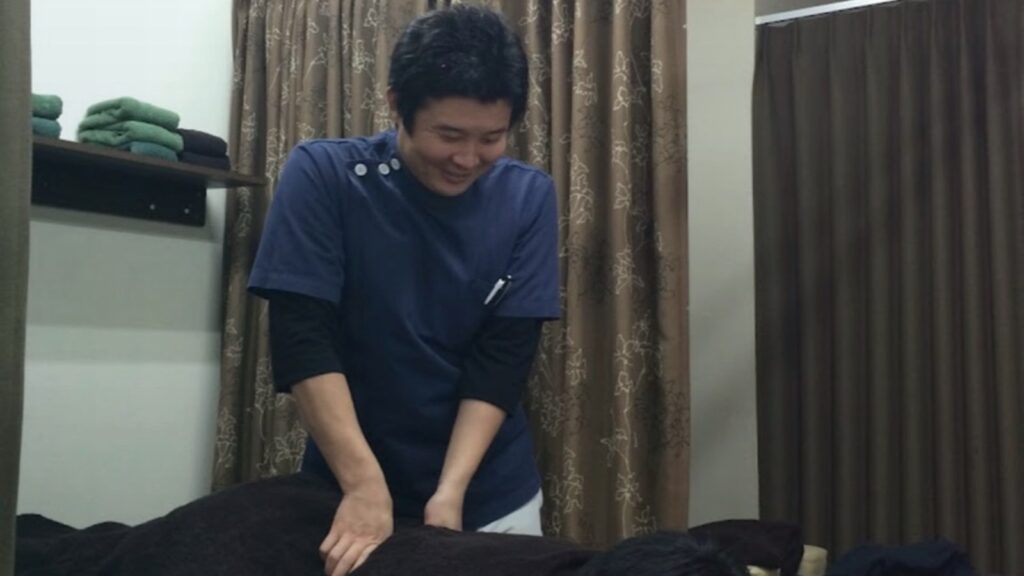 交通事故後の肩や背中の痛みを相談できる施術風景