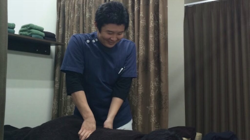 交通事故後にレントゲン異常なしでも首や腰の痛みを相談できる施術風景
