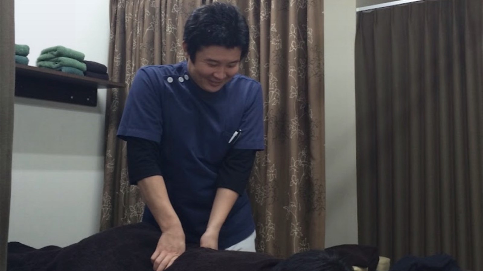 山田万博記念公園周辺で交通事故後のむちうち腰痛リハビリを相談できる施術風景