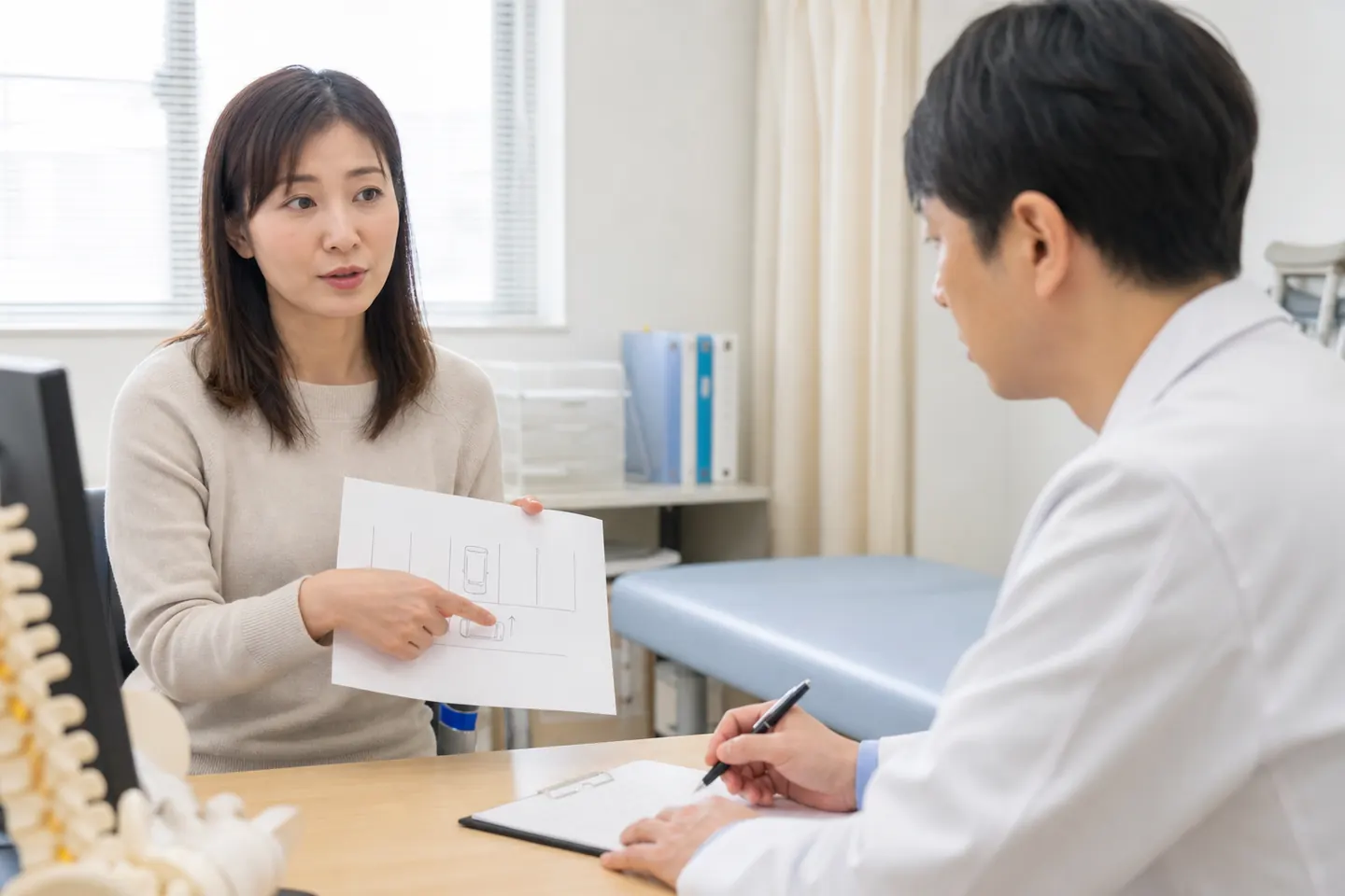 駐車場事故の車の動きと体の向きを医師へ説明する女性