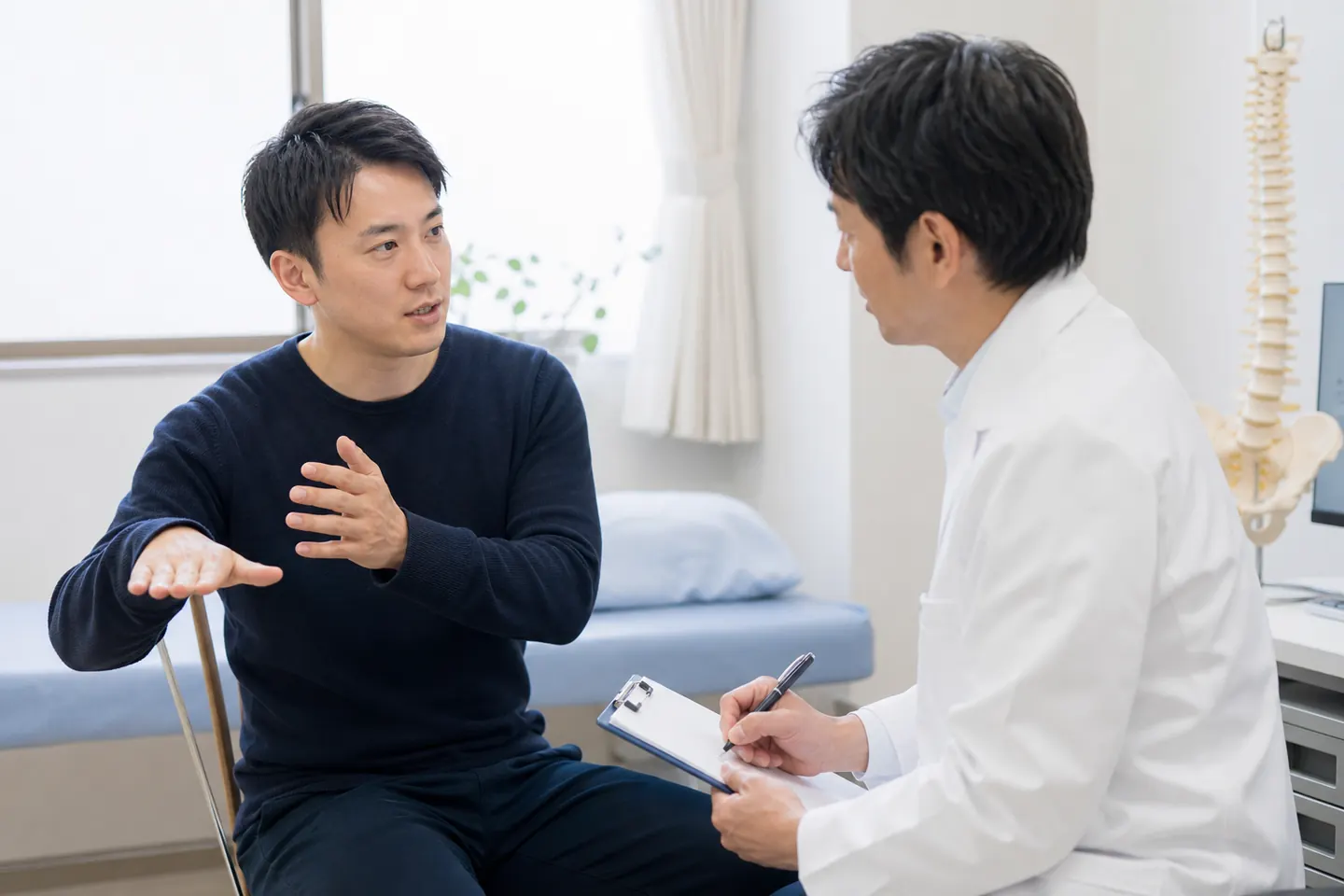 交通事故の座席位置と衝突方向を医師へ説明する同乗者