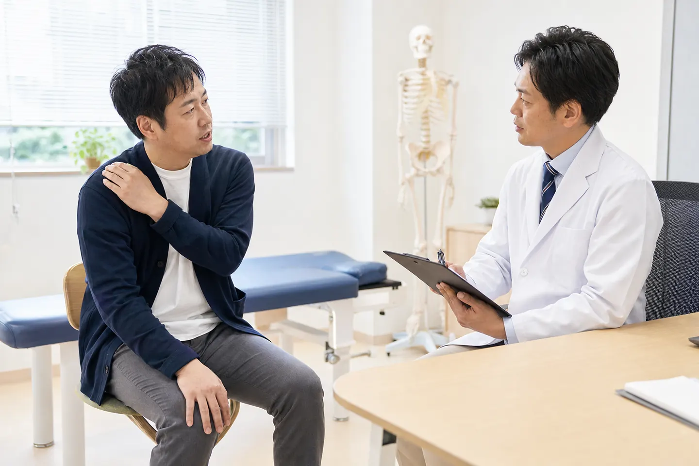 歩行中の交通事故後に肩と膝の症状を医師へ伝える様子