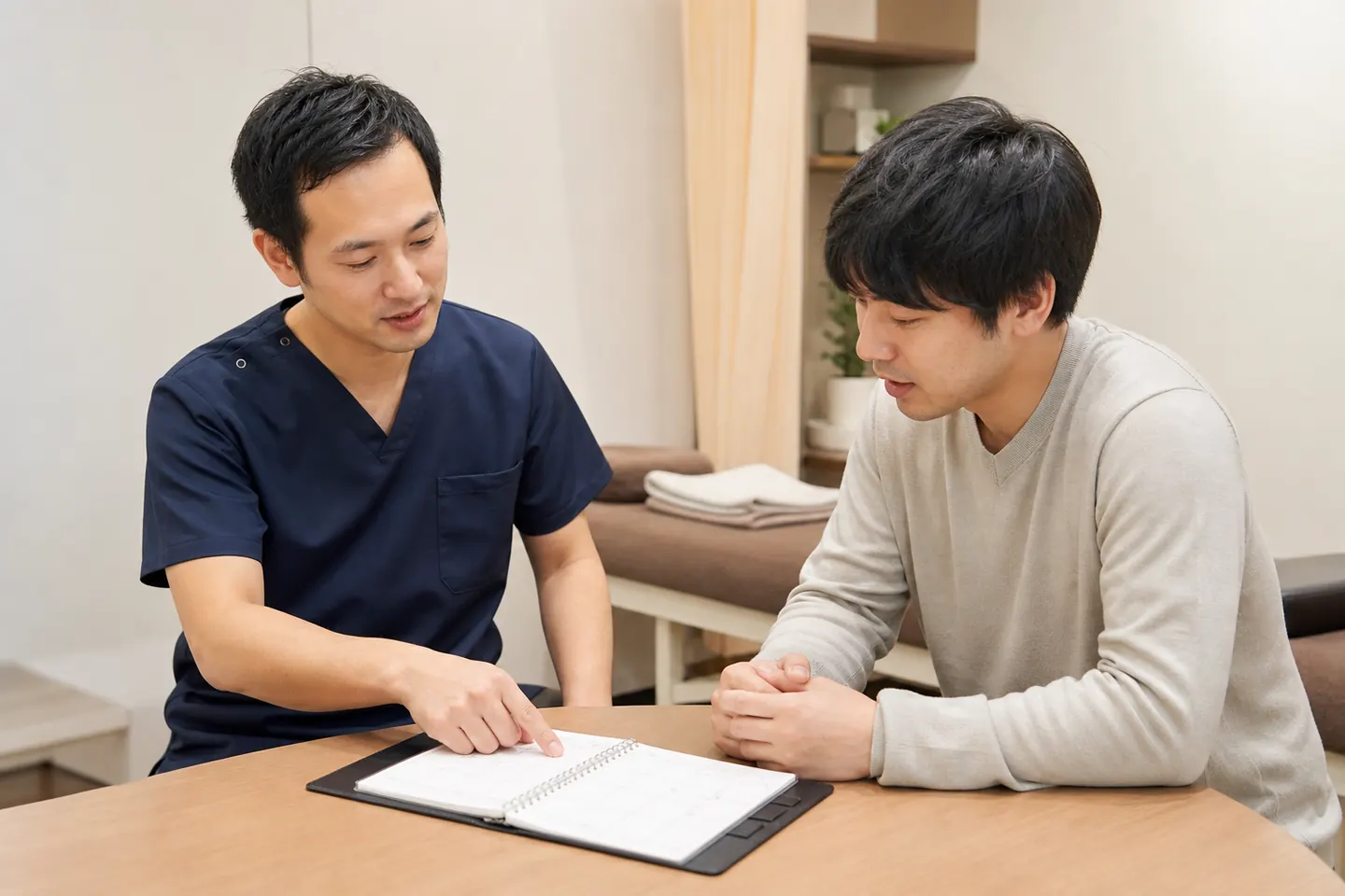病院受診後に整骨院で通院予定を相談する交通事故患者