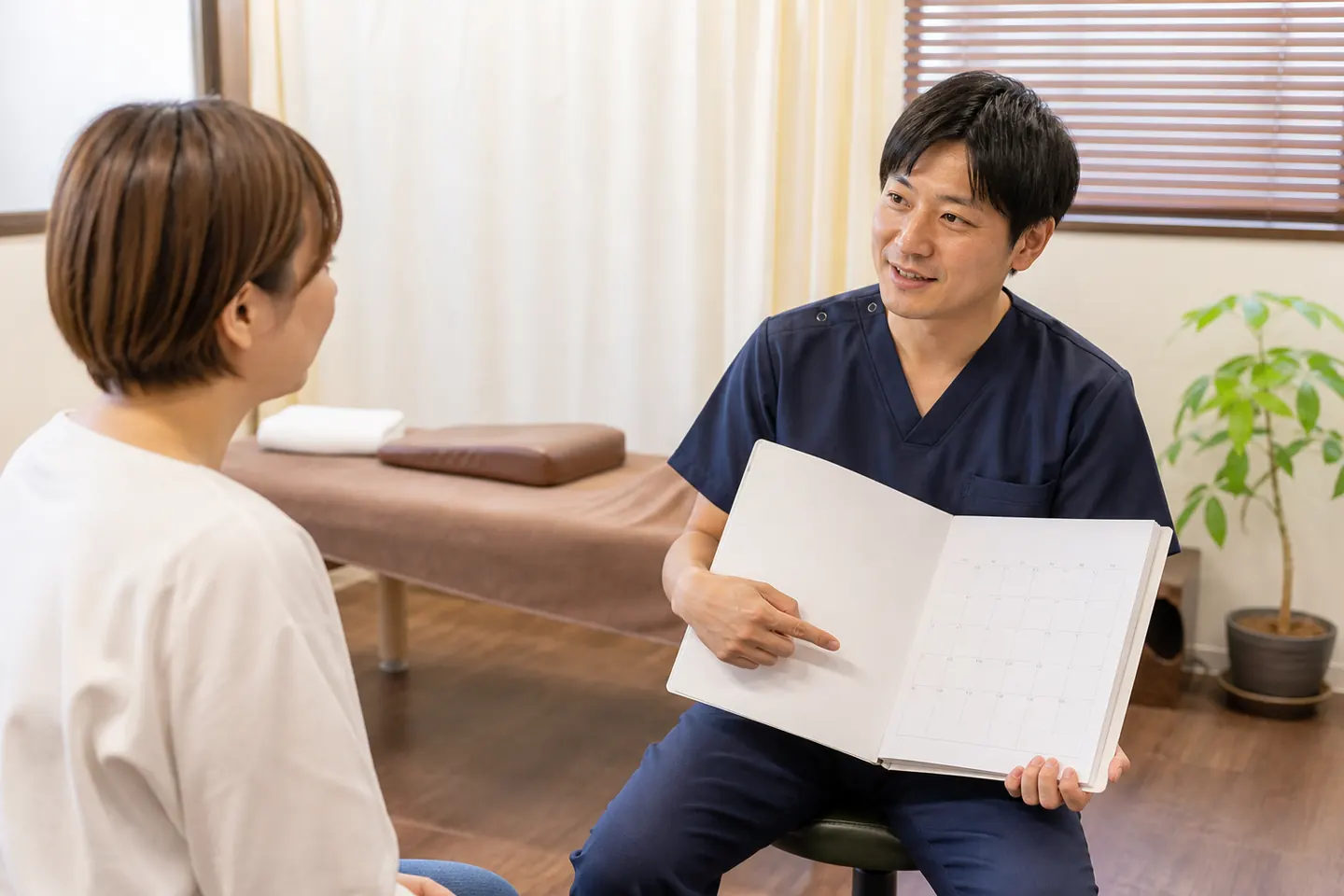 病院受診後に整骨院で診断内容と通院予定を相談する患者