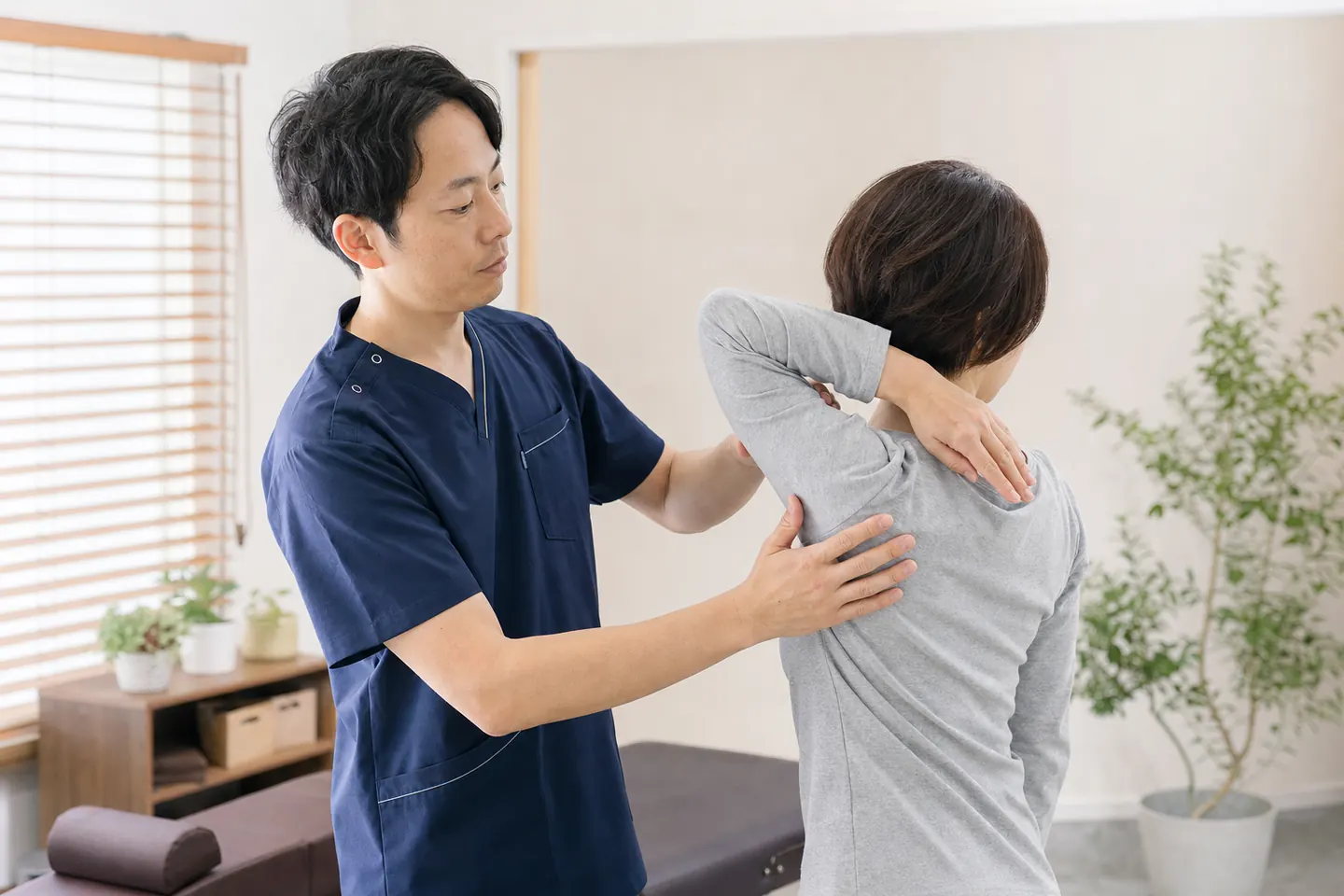 バイク事故後に肩と首の動きを整骨院で確認する様子