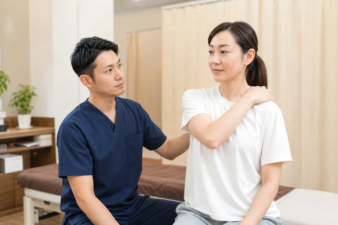 病院受診後に整骨院で肩の動きを確認する交通事故の同乗者