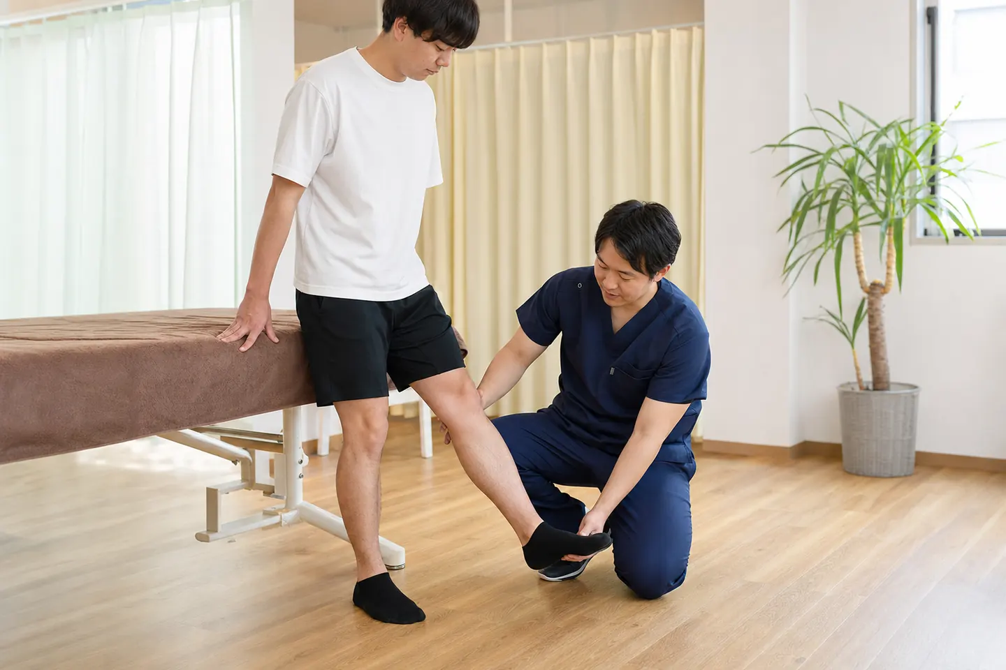 医療機関受診後に膝と足首の動きを整骨院で確認する様子