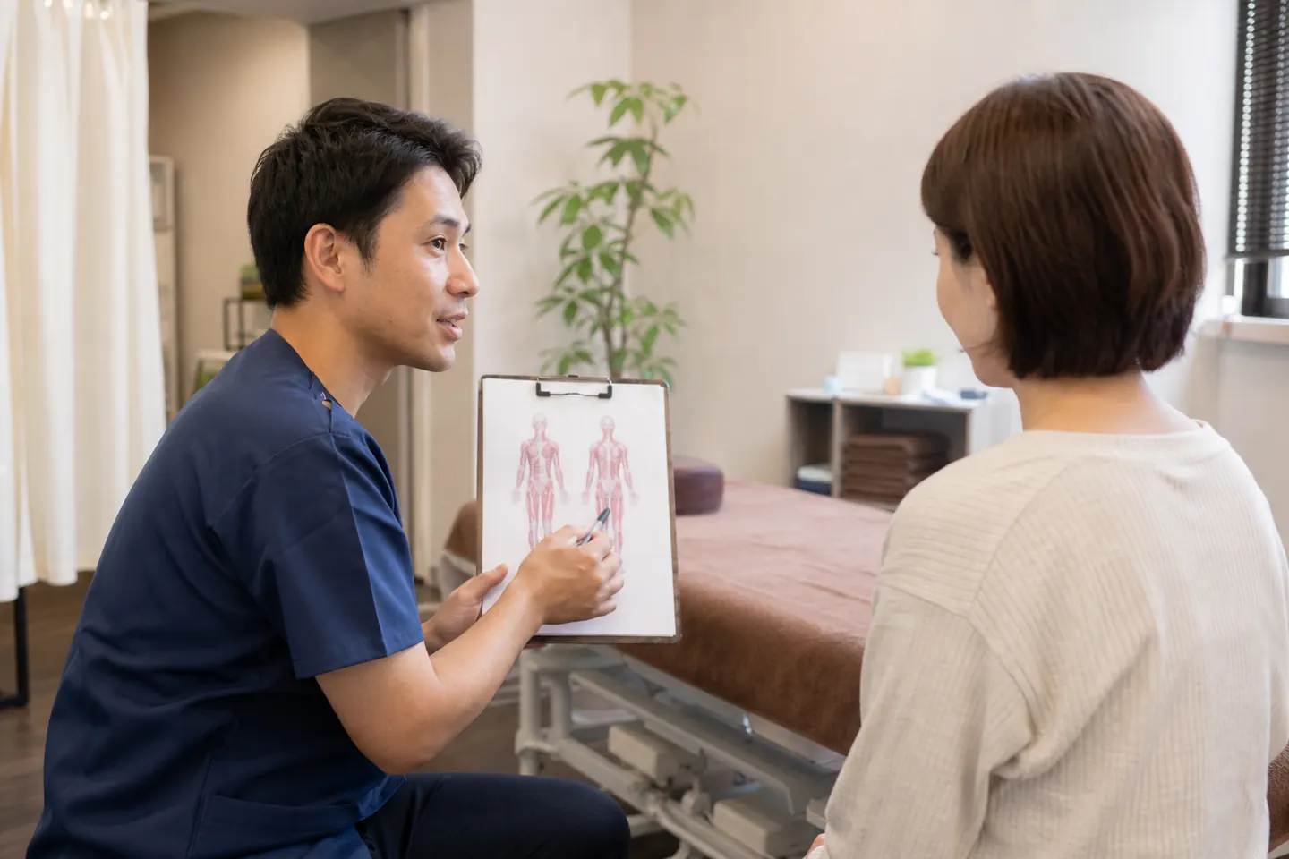 病院受診後に玉突き事故の症状を整骨院で相談する患者
