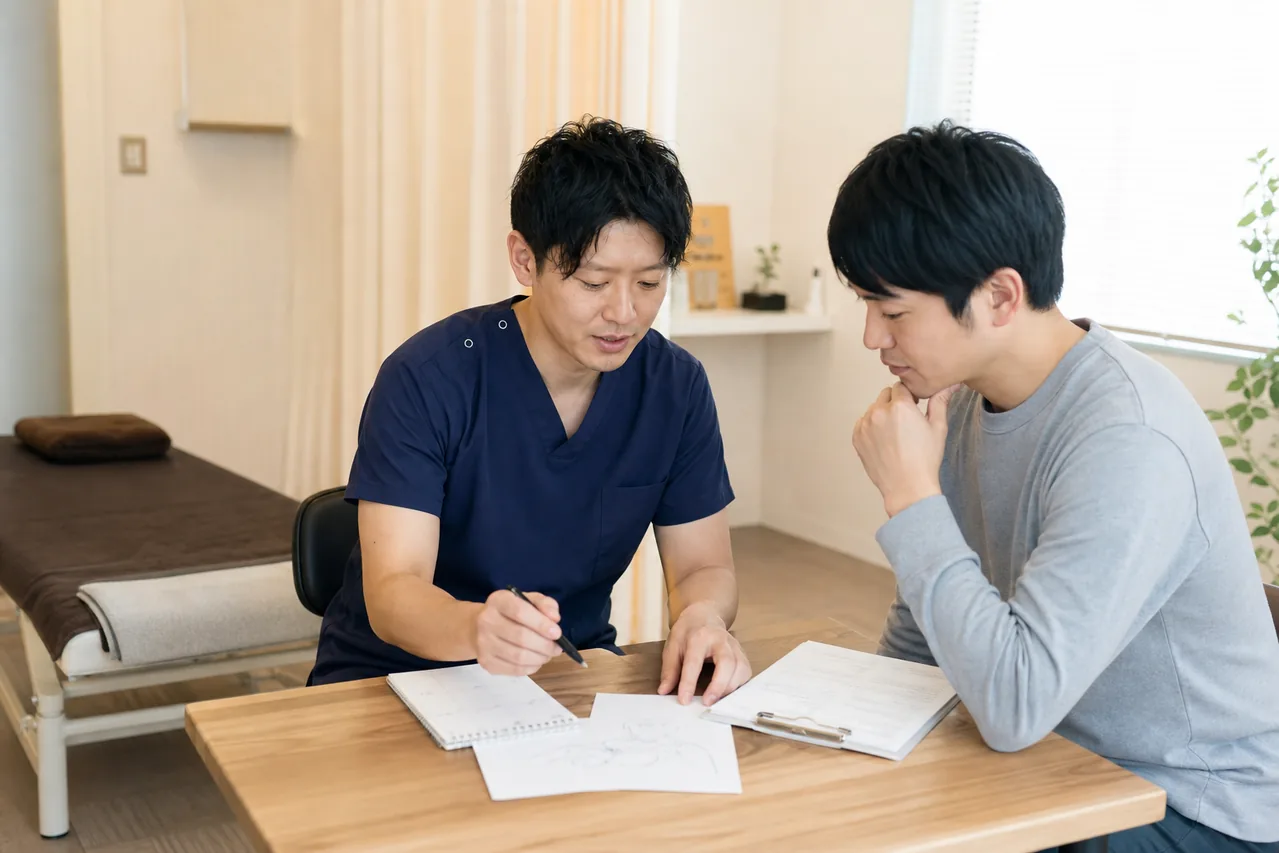 病院受診後に自損事故の状況を整骨院へ相談する男性