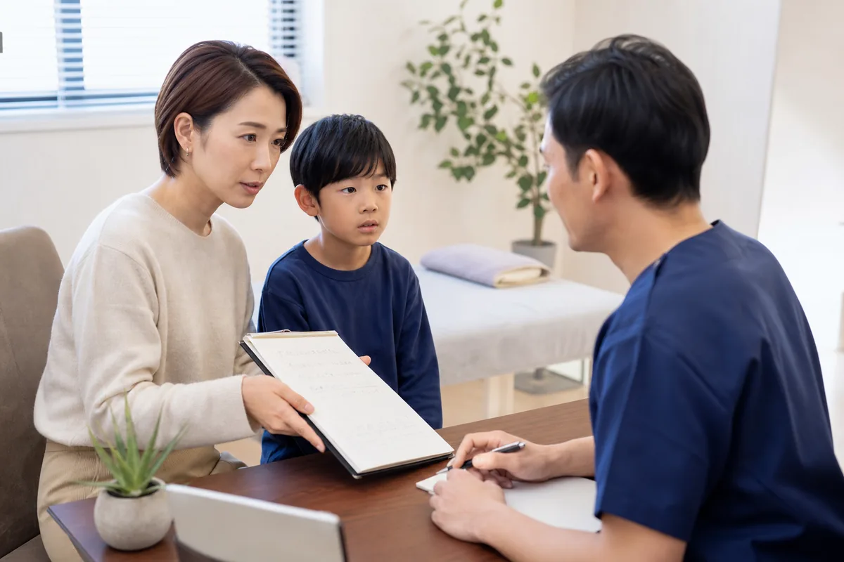 病院受診後に子どもの交通事故について整骨院へ相談する保護者