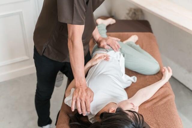 体の状態を確認しながら行う施術のイメージ